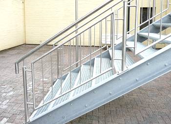 Treppe aus Stahl mit Edelstahl-Handlauf.